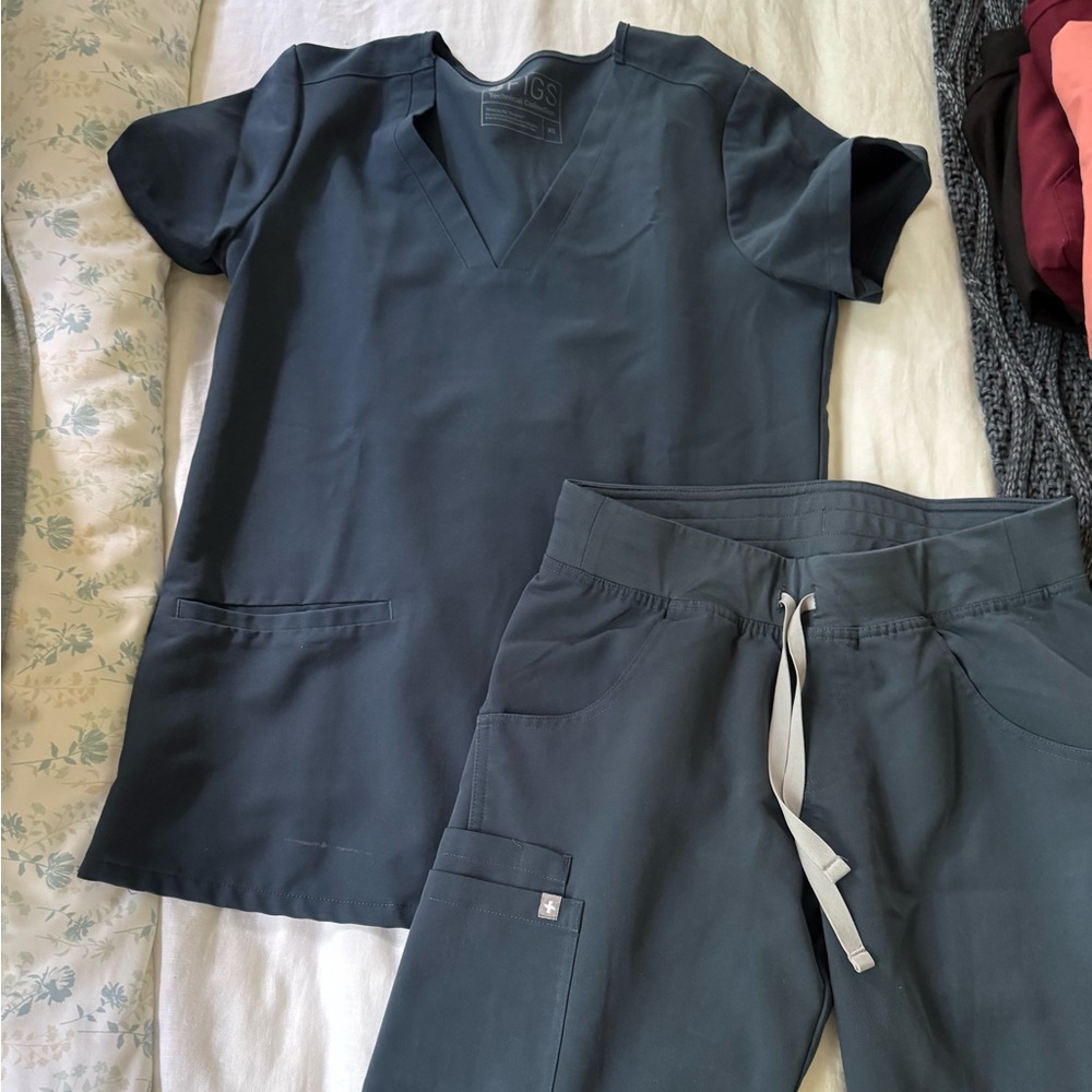 Figs XS Dark Harbor Scrub Set, XS casma three pocket top, XS Kade Cargo Pant